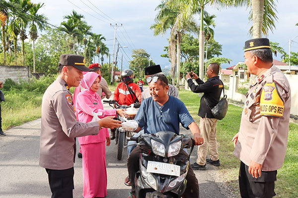 Polres Sawahlunto Bagikan Takjil Gratis 1 BAGIKAN—Dipimpin langsung oleh Kasi Humas Polres Sawahlunto AKP Febrijoni dan jajaran serta Bhayangkari bagikan takjil pada masyarakat.