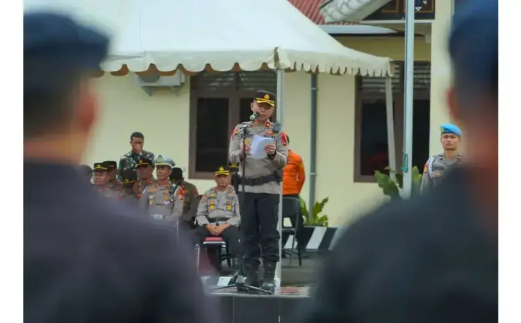 SAMBUTAN—Mewakil Kapolres Solok Selatan, Wakapolres Kompol Harry Mariza, S.Si, SH, berikan sambutan saat apel gabungan Singgalang.