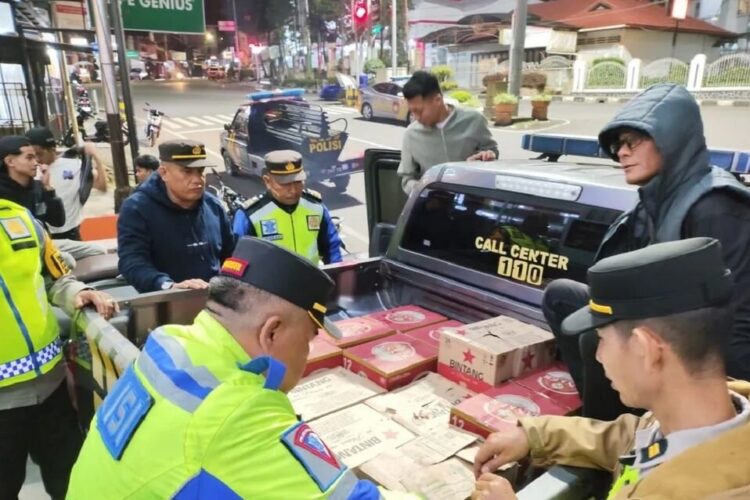 Polresta Bukittinggi Gelar Operasi Cipkon Malam Ramadhan, Ratusan Botol Miras Ilegal Diamankan 1 RAZIA MIRAS ILEGAL— Petugas gabungan dari Polresta Bukittinggi mengamankan dan menyita ratusan botol minuman keras ilegal saat gelar operasi cipta kondisi malam Ramadan 2025