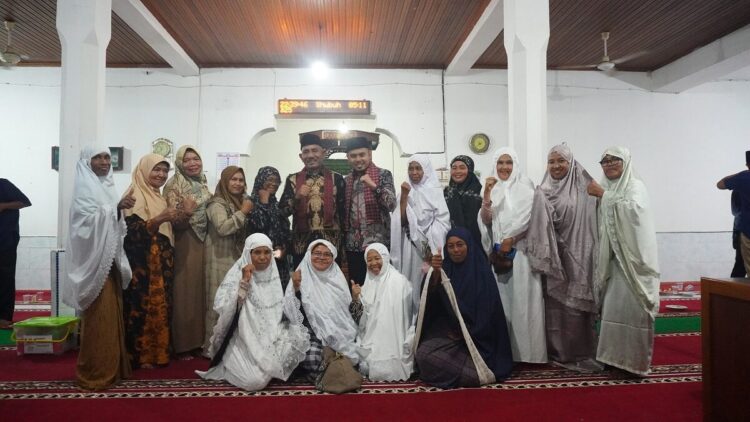 FOTO BERSAMA— Bupati Limapuluh Kota Safni Sikumbang foto bersama saat kegiatan Safari Ramadhan, di Masjid Ashshiddiqin, Jorong Guguak Nunang, Nagari Sungai Talang, Rabu (12/3) malam.