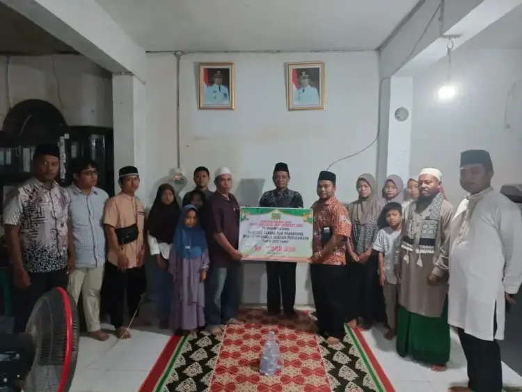 PT Agrowiratama Berbagi di Bulan Ramadhan, Kucurkan Puluhan Juta Rupiah untuk TSR 1 KUCURKAN BANTUAN— PT.Agrowiratama menyerahkan bantuan sebanyak Rp 88 juta untuk rangkaian Safari Ramadhan 1446 H, pada 10 Kejorongan yang berada di Kecamatan Sungai Aur, Kabupaten Pasaman Barat (Pasbar).