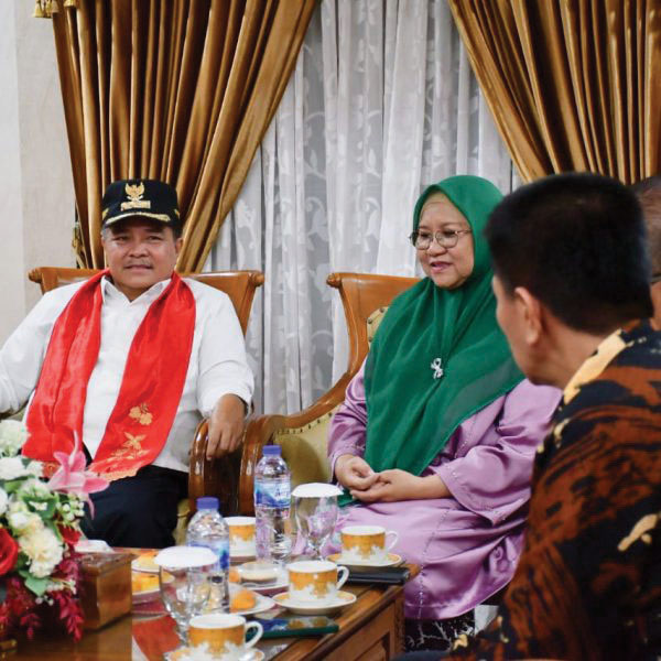 SAMBUTAN KHUSUS— Usai mengikuti retreat kepala daerah, Bupati Agam, Ir H Benni Warlis disambut khusus di Bandara Internasional Minangkabau (BIM) Padang Pariaman, Jumat (28/2).