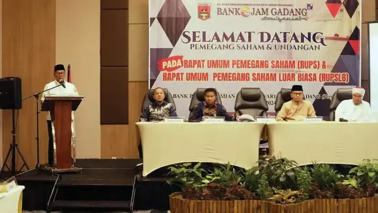 BPRS Jam Gadang Catat Pertumbuhan Signifikan, Aset Tembus Rp124 Miliar 1 RUPS— PT. BPRS Jam Gadang (Perseroda) gelar RUPS tahunan tutup buku tahun 2024 dan RUPSLB, dipimpin langsung Wali Kota Bukittinggi dan dihadiri Dewan Pengawas Syariah serta pemegang saham, di Hotel Santika, Selasa (18/3).