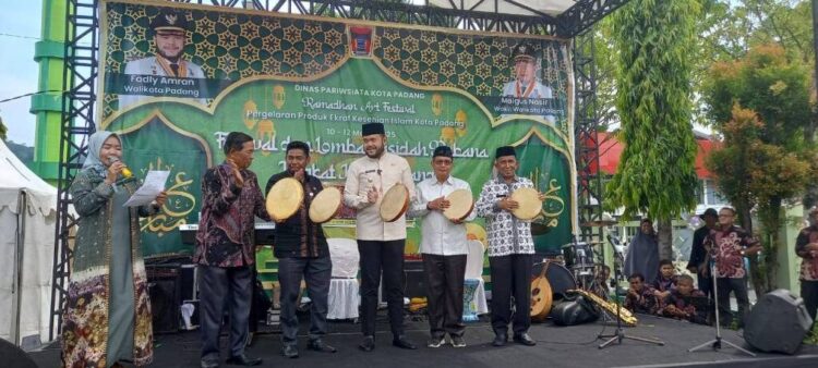 Ramadhan Art Festival 2025 Hadir di Masjid Agung Nurul Iman, Meriahkan Syiar Islam Lewat Tradisi Rebana 1 PEMBUKAAN RAMADHAN ART FESTIVAL— Wali Kota Padang Fadly Amran membuka Ramadhan Art Festival 2025, sebuah perhelatan seni budaya yang mengangkat tradisi kasidah rebana sebagai warisan seni masyarakat Minangkabau, di pelataran parkir Masjid Agung Nurul Iman.