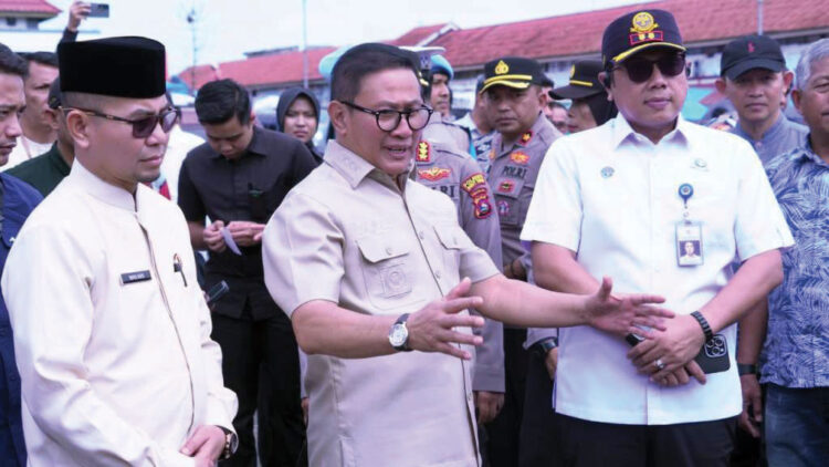 TINJAU— Wali Kota Bukittinggi, Ramlan Nurmatias, meninjau langsung kondisi Terminal Tipe A Simpang Aur, Jumat (14/3). Wako geram melihat situasi terminal sejak empat tahun terakhir yang 
sangat semrawut dan sudah keluar dari fungsi utama dari terminal itu sendiri.