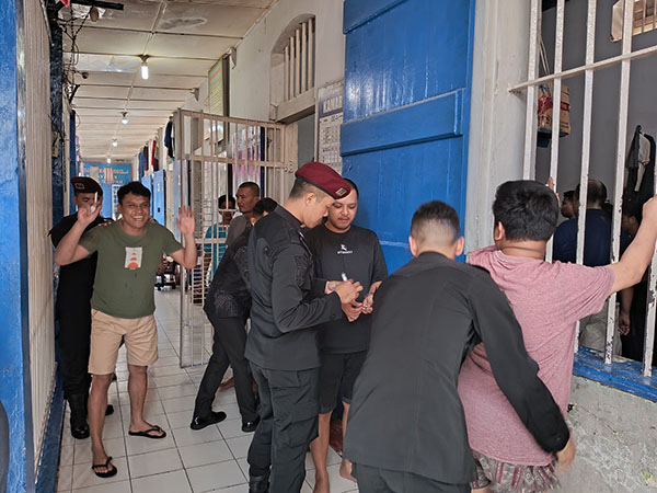 Upaya Tingkatkan Keamanan dan Kenyamanan, Rutan Kelas II B Gelar Razia Blok Hunian Sambut Ramadhan 1446 H 1 PERIKSA—Terlihat beberapa orang petugas Lapas Batusangkar melakukanj pemeriksaan terhadap penghuni.