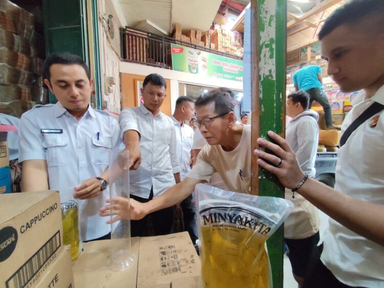 Reskrim Bersama Koperindag, Cek Isi Minyakita yang Beredar di Pasar 1 RIKSA—Suasana pemeriksaan minyakita yang dilakukan Kepolisian dan Dinas Koperasi dan UKM .