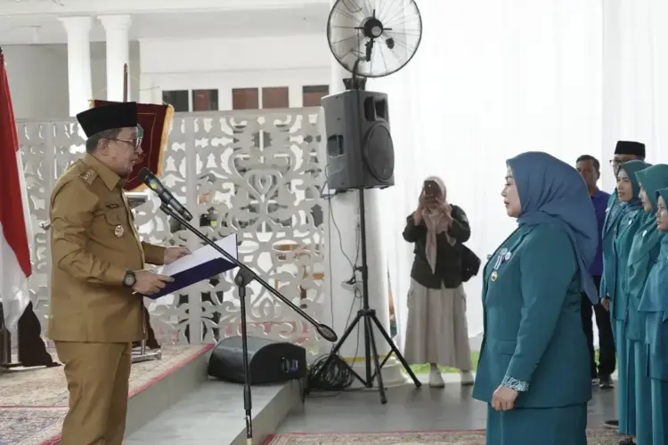 PKK dan Posyandu Tanah Datar Harus Bersinergi dengan Program Pemkab 1 PELANTIKAN—Bupati Tanah Datar Eka Putra, melantik secara resmi Ketua TP-PKK Tanah Datar.