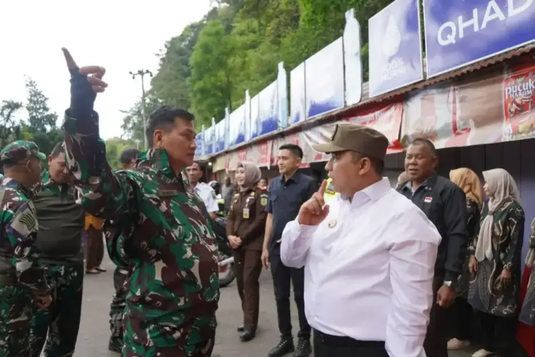 ROMBONGAN TOURING— Wali Kota Padang Panjang Hendri Arnis bersama Wakil Wali Kota Allex Saputra dan Forkopimda menyambut rombongan Touring Pangkogabwilhan I di Lembah Anai.