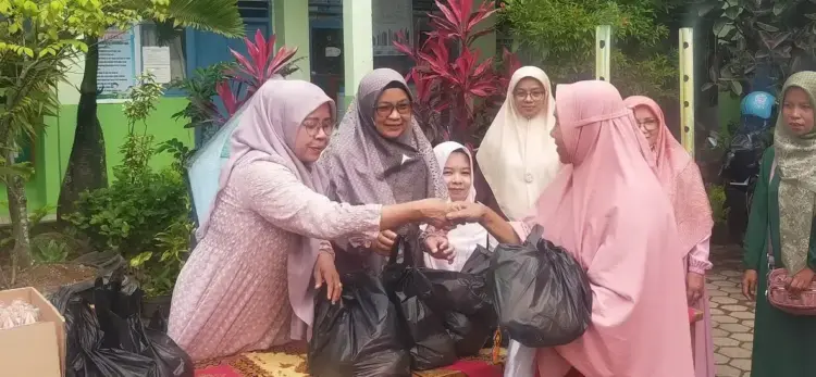 Bantu Murid Kurang Mampu, SDN 08 VI Suku Bagikan 58 Paket Sembako 1 SERAHKAN—Terlihat majelis Guru SDN 08 VI Suku serahkan bantuan sembako kepada wali murid.