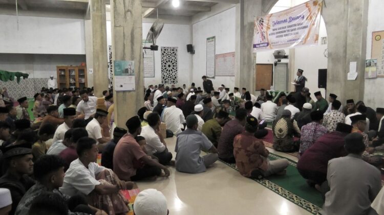 Gubernur Safari Ramadhan di Masjid Taqwa Muhammadiyah 1 SAMBUTAN—Gubernur Sumatera Barat (Sumbar), Mahyeldi Ansharullah, berikan sambutan saat Safari Ramadan di Masjid Taqwa Muhammadiyah, Jorong Padang Jiraik, Nagari Bunuik, Kecamatan Kinali, Kabupaten Pasbar, Kamis malam (6/3).