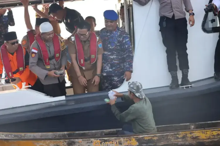 Safari Ramadhan 1446 H, Kapolres Mentawai dan Forkopimda Berbagi Takjil untuk Nelayan 1 TAKJIL UNTUK NELAYAN— Kapolres Kepulauan Mentawai AKBP Rory Ratno membagikan takjil kepada nelayan.