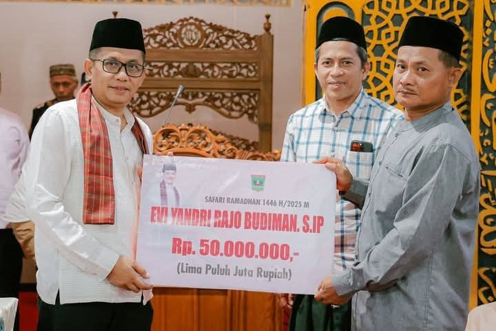 Safari Ramadhan di Masjid M. Nur, Evi Yandri Ingatkan Warga Bahaya Narkoba dan Tawuran yang Semakin Marak 1 SAFARI RAMADHAN— Wakil Ketua DPRD Sumatera Barat Evi Yandri Rajo Budiman mengawali kegiatan safari Ramadhannya di Masjid M. Nur, Kelurahan Andalas, Kecamatan Padang Timur, Sabtu (8/3).