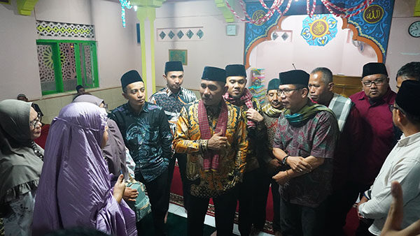 Safari Ramadhan di Mudiak Liki, Bupati Dengar Keresahan Masyarakat Terkait Jalan Terban 1 CURHAT— Warga Curhat soal jalan dan longsor SD Negeri 02 Kurai kepada Bupati Lima Puluh Kota, Safni Sikumbang.