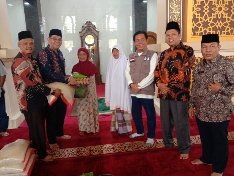 Safari Zuhur Kepala Kantor Kemenag Payakumbuh Bersama Baznas 1 SERAHKAN PAKET SEMBAKO— Kepala Kemenag Kota Payakumbuh, H Hendri Yazid, saat menyerahkan paket dari kemenag dan Baznas kepada jamaah masjid dan masyarakat bersama Ketua Baznas Edi Kusmana.
