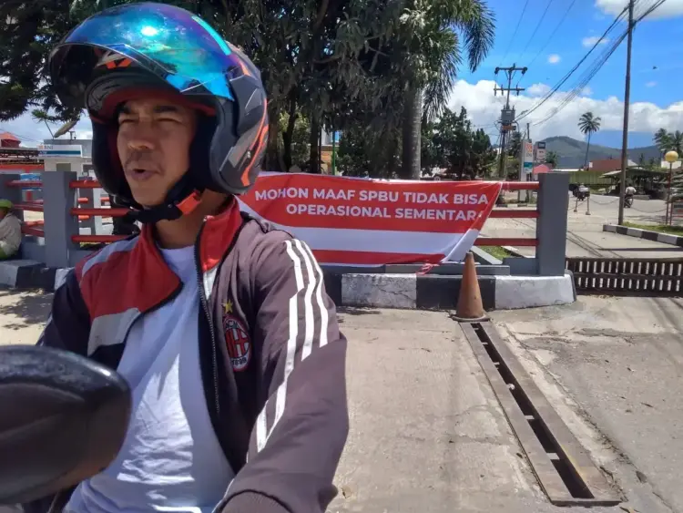 Masyarakat Kecewa, SPBU Parik Ditutup Setelah Kebakaran Truk Tangki 1 KECEWA— Salah seorang pengendara sepeda motor kecewa setelah sampai di SPBU Parit ternyata masih ditutup pascamusibah kebakaran beberapa waktu lalu.