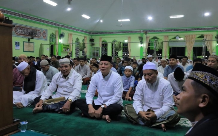 FOTO BERSAMA— Bupati Pasaman Sabar AS dan Nelfri Asfandi (Ketua DPRD Pasaman) foto bersama dengan sejumlah pengurus Islamic Centre Pasaman, saat shalat tarawih di Masjid Agung Al- Muttaqin Lubuk Sikaping, Minggu (2/3) malam.