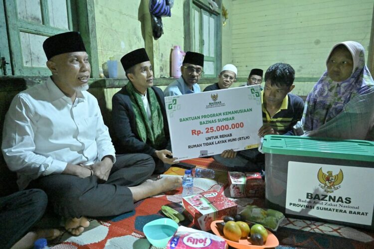 Salurkan Bantuan Rehab Rumah Warga di Agam, Gubernur Mahyeldi Berpesan Agar Pendidikan Anak Terus Diperhatikan 1 SERAHKAN—Tim Safari Ramadhan (TSR) di Kabupaten Agam, Gubernur Sumatera Barat (Sumbar), Mahyeldi Ansharullah, serahkan bantuan bedah rumah salah seorang warga di Sawah Liek, Batagak, Sungai Pua, Senin (10/3).