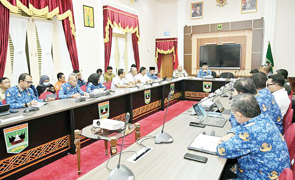 Sambut Pemudik, Gubernur Minta Seluruh Masjid di Perlintasan Jalan Buka 24 Jam 1 PERSIAPAN LEBARAN— Gubernur Sumbar Mahyeldi Ansharullah memimpin Rapat Persiapan Menyambut Lebaran 1446 H bersama instansi/lembaga/OPD terkait di Istana Gubernuran, Senin (17/3).