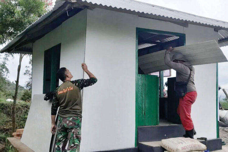 Satgas TMMD dan Warga Rehab Musala di Koto Ilalang 1 PERBAIKAN RUMAH IBADAH— Satgas TMMD Agam melakukan perbaikan rumah ibadah yang berlokasi di Jorong Koto ilalang, Kecamatan Ampek Koto, Kabupaten Agam, Minggu (16/3).