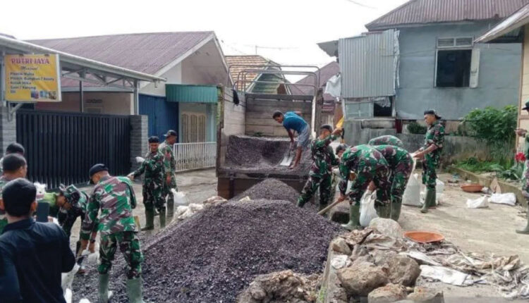 Satgas TMMD dan Masyarakat Gotong Royong Bangun Jalan Baru di Nagari Balingka 1 PEMABNGUNAN JALAN BARU—
Anggota Satgas TMMD ke-123 Kodim 0304/Agam bersama warga terus melanjutkan pengerjaan pelangsiran kerikil dan material bangunan lain untuk membangun jalan baru di Jorong Hilalang, Nagari Balingka,
Kabupaten Agam.