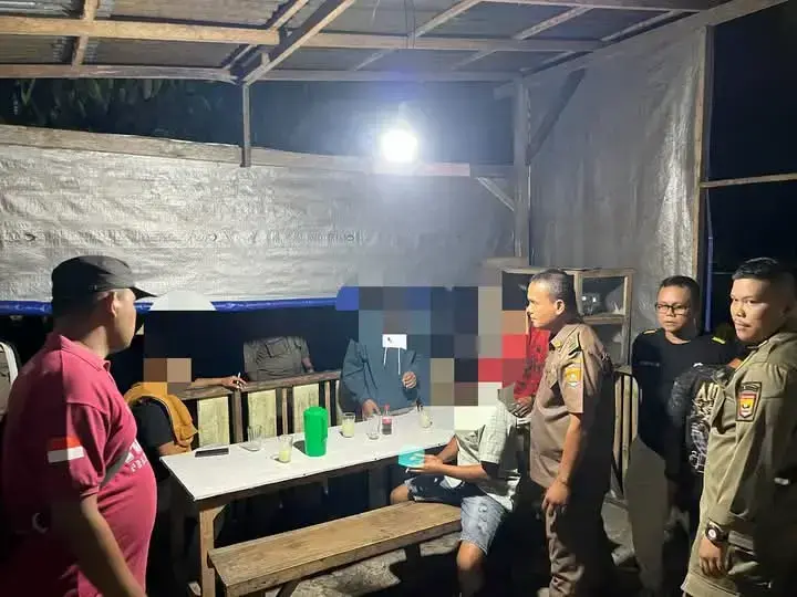 Satuan Polisi Pamong Praja Kota Pariaman melakukan operasi penertiban terhadap kedai