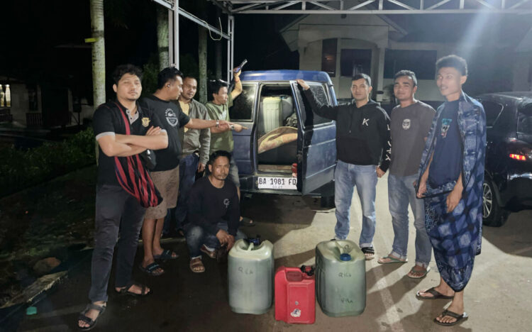 Pemasok Pertalite Ilegal Diciduk, Dijual ke Pedagang Bensin Eceran 1 PERTALITE— Pelaku yang kedapatan menyelewengkan BBM bersubsidi jenis Pertalite
diamankan jajaran Satreskrim Polres Tanahdatar.