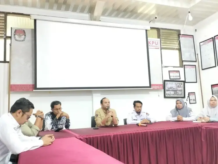 Sebagai Mitra, KPU Apresiasi Kinerja Jurnalis 1 SAMBUTAN—Ketua KPU Sawahlunto, Hamdani berikan sambutan saat acara silaturahmi kemarin.