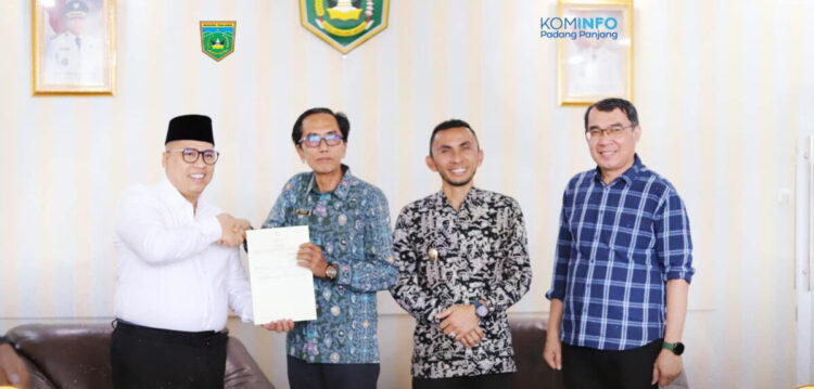 Wako Padangpanjang Terima Sertifikat Tanah Elektronik dari ATR/BPN 1 Sertifikat tersebut diserahkan Kepala Kantah ATR BPN Padang Panjang Didiek Christianto A.Ptnh M.H yang diterima Wako Hendri didampingi Wakil Wali Kota Allex Saputra