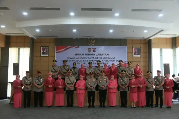 6 Pejabat Utama Polda Sumbar Resmi Berganti 1 SERTIJAB-Kapolda Sumbar Irjen Pol Gatot Suryanta bersama para Pejabat Utama usai melaksanakan upacara serah terima jabatan (sertijab).