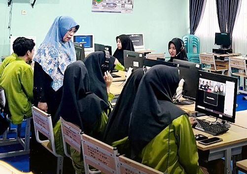 Perluas Kemampuan Bahasa Inggris, Siswa SMAN 3 Jalin Kebersamaan Virtual dengan Siswa Jepang 1 PERTEMUAN VIRTUAL— Puluhan siswa SMAN 3 Padangpanjang duduk rapi di depan layar komputer mengikuti pertemuan virtual melalui Zoom Meeting bersama siswa-siswi dari Jepang.