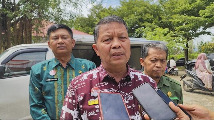Stabilkan Harga, Pemko Gelar Operasi Pasar 1 KETERANGAN— Asisten II Pemko Payakumbuh memberikan keterangan kepada wartawan terkait operasi pasar dan gerakan pangan murah.