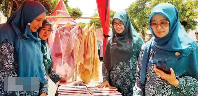 Bazar Pasar Murah TP PKK Bukittinggi, Ringankan Beban Masyarakat di Bulan Ramadhan 1 BAZAR MURAH— TP PKK Kota Bukittinggi menggelar bazar murah di Jalan Perwira Belakang Balok, Senin (24/3)