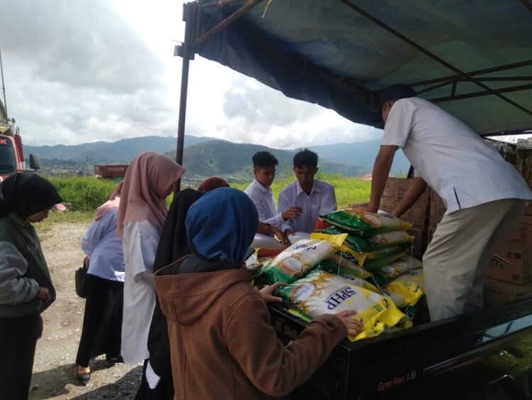 TPID Gelar lagi Operasi Pasar dan Gerakan Pangan Murah 1 LAYANI —Tim Pengendalian Inflasi Daerah (TPID) dan dipusatkan di Halaman Kantor Camat Lembah Gumanti Alahan Panjang, sedang melayani masyarakat,
Selasa, (18/3).
