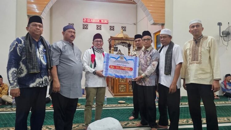 BANTUAN MASJID— Bupati Tanahdatar Eka Putra serahkan bantuan untuk pembangunan masjid.