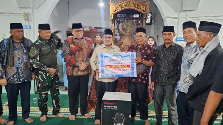 TSR Khusus, Bupati Eka Putra Kunjungi Masjid Nurul Ihsan Jorong Baduih 1 BANTUAN MASJID— Bupati Eka Putra serahkan bantuan untuk pembangunan masjid.