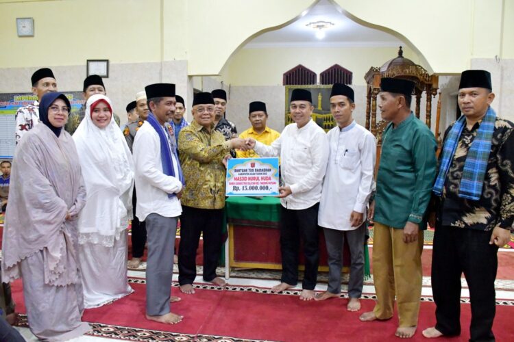TSR Pemkab Agam di Mesjid Nurul Huda Banda Gadang, Edi Busti: Perkokoh Silaturahmi 1 BANTUAN— Sekda Kabupaten Agam, Edi Busti, memberikan bantuan untuk saat memimpin tim Safari Ramadhan ke Masjid Nurul Huda Banda Gadang, Nagari Tiku Selatan, Selasa (4/3).