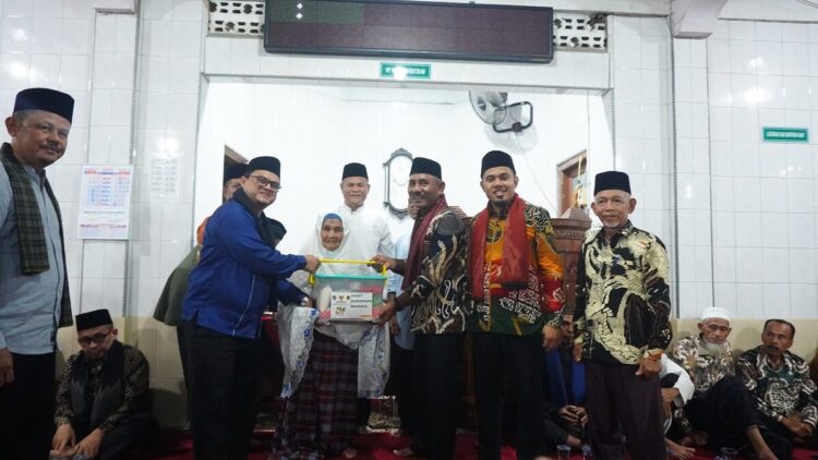 SERAHKAN—Bupati Lima Puluh Kota menyerahkan bantuan kepada pengurus masjid dan jamaah masjid yang kurang mampu dari baznas