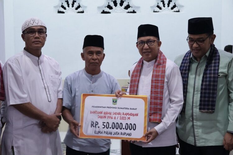 TSR Provinsi Sumbar Kembali Kunjungi Payakumbuh 1 SERAHKAN BANTUAN MASJID— Penjabat Sekda Provinsi Sumbar Yozarwardi Usama Putra serahkan bantuan masjid.
