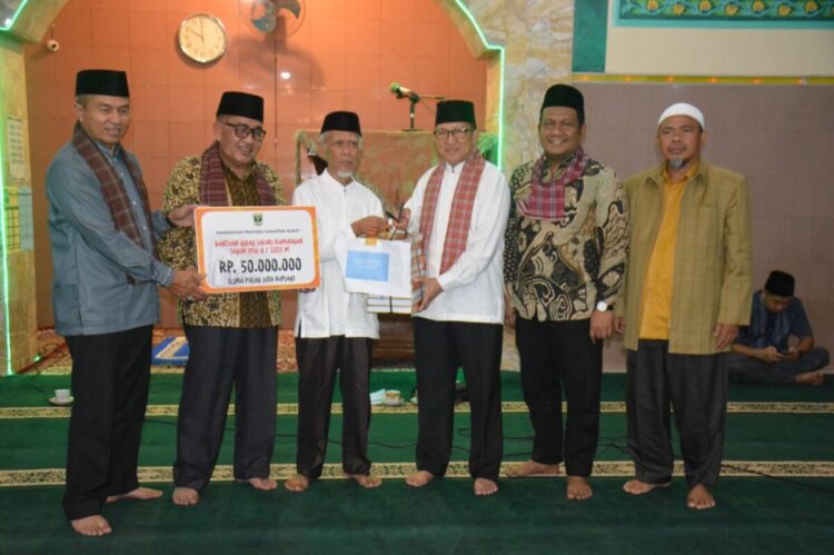 TSR Provinsi Sumbar Kunjungi Masjid Jami’ Cingkariang, Serahkan Bantuan Uang dan Alquran 1 BANTUAN— Pj Sekdaprov Sumbar, Yozarwardi Usama Putra memberikan bantuan sebesar Rp50 juta dan Alquran untuk masjid Jami’ Cingkariang Kecamantan Banuhampu, Selasa (11/3).