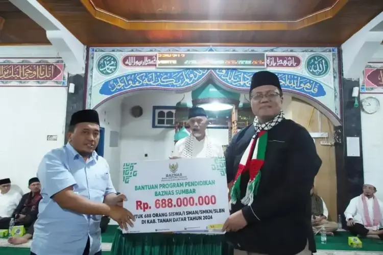 TSR di Masjid Nurul Hidayah Tabek Patah, Gubernur Ingatkan Generasi Muda dari Perilaku Menyimpang 1 BANTUAN MASJID— Wakil Bupati Ahmad Fadly menyerahkan bantuan untuk pembangunan asjid Nurul Hidayah Nagari Tabek Patah kecamatan Salimpaung, Kamis (20/3) malam.
