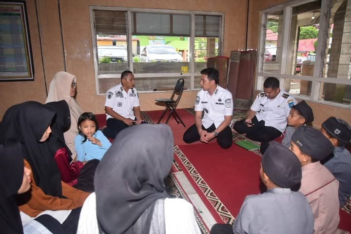 Wako dan Wawako Sawahlunto Tampung Aspirasi Remaja Masjid Babusasalam 1 SERAP— Wali Kota Sawahlunto Riyanda Putra dan Wakil Wali Kota Jeffry Hibatullah, saat berdiskusi dan serap aspirasi perwakilan pengurus remaja jamaah Masjid Babussalam Lobang Panjang.