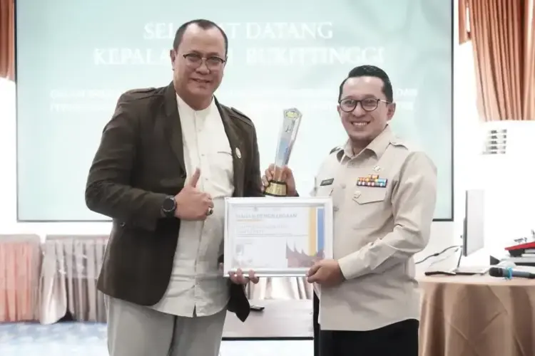 Tercepat Rekonsiliasi Pajak Pusat Atas Belanja Daerah, Bupati Eka Putra Diganjar Penghargaan 1 TERIMA PENGHARGAAN—Bupati Eka Putra menerima penghargaan Tercepat Rekonsiliasi Pajak Pusat Atas Belanja Daerah.