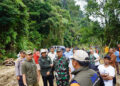 Terjang Jalan Berlumpur, Wabup Antar Langsung Bantuan ke Galugua 10 Terjang Jalan Berlumpur, Wabup Antar Langsung Bantuan ke Galugua