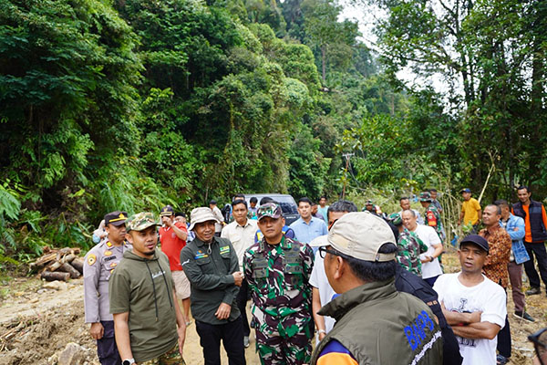 Terjang Jalan Berlumpur, Wabup Antar Langsung Bantuan ke Galugua 1 BANTUAN BENCANA— Wakil Bupati Limapuluh Kota Rito, saat mengantarkan bantuan kepada korban bencana di Nagari Galugua, Kapur IX.