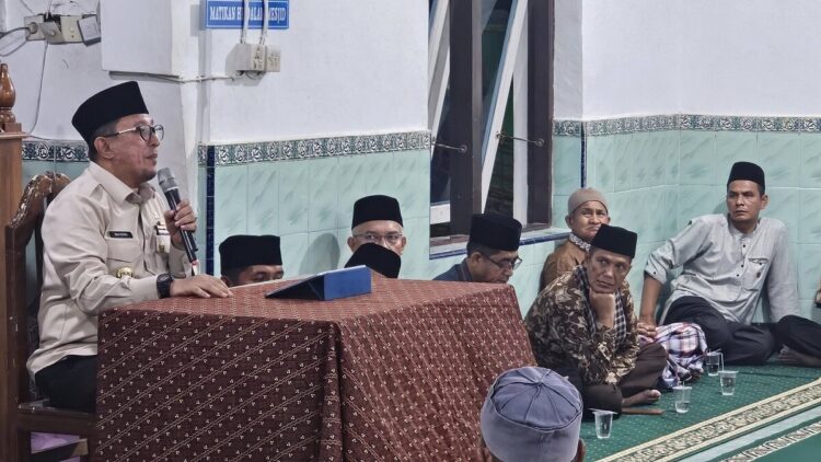 Bupati Eka Putra sudah Bertemu dengan Bupati Terpilih, Permasalahan Batas Nagari dengan Kabupaten Solok Dibahas 1 SAFARI RAMADHAN— Bupati Tanah Datar Eka Putra, sampaikan sejumlah progres penting dan pembangunan saat kegiatan Safari Ramadhan di Masjid Nurul Ihsan, Jorong Baduih Nagari Simawang Kecamatan Rambatan, Kamis (13/3) malam.