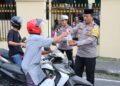 Polres Pasbar Bagi-bagi Takjil 10 Polres Pasbar Bagi-bagi Takjil