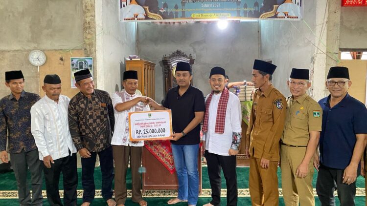SERAHKAN BANTUAN— Wakil Gubernur  Vasko Ruseimy serahkan bantuan rehabilitasi senilai Rp25 juta kepada Masjid Tazkir Bela Negara yang terletak di Jorong Aie Angek, Nagari Koto Tinggi, Kecamatan Gunuang Omeh, Kabupaten Limapuluh Kota, Senin (3/3).