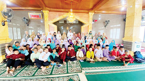 Cegah Narkoba, Tawuran, Balap Liar, Tim Klewang Polresta Padang Masuk Masjid 1 PESANTREN RAMADHAN— Kegiatan Pesantren Ramadhan di Masjid Darul Jadid, Pondok Ranah Minang Kelurahan Koto Lalang, Kecamatan Lubukkilangan, menghadirkan Dantim Buser Tim Klewang Aiptu David Rico Dermawan, Sabtu (8/3).