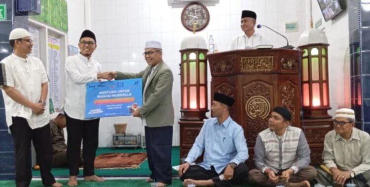 Turun ke Sejumlah Masjid, Wawako: Banyak Tantangan Besar yang Harus Dihadapi 1 SERAHKAN—Tim Safari Ramadhan yang dipimpin Wakil Wali Kota Solok Suryadi Nurdal menyerahkan bantuan di masjid.